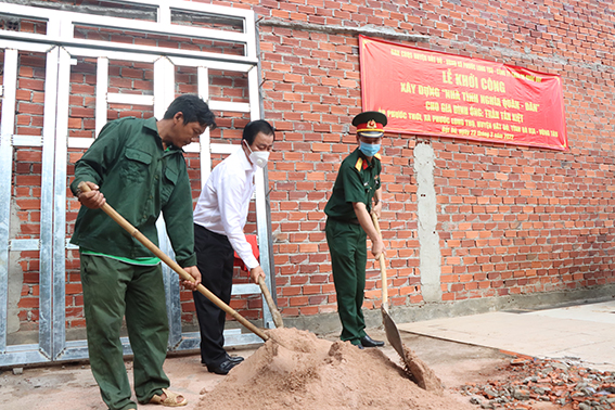 Lãnh đạo Ban CHQS huyện Đất Đỏ, xã Phước Long Thọ và ông Trần Tấn Kiệt động thổ khởi công công trình “Nhà nghĩa tình quân - dân”.