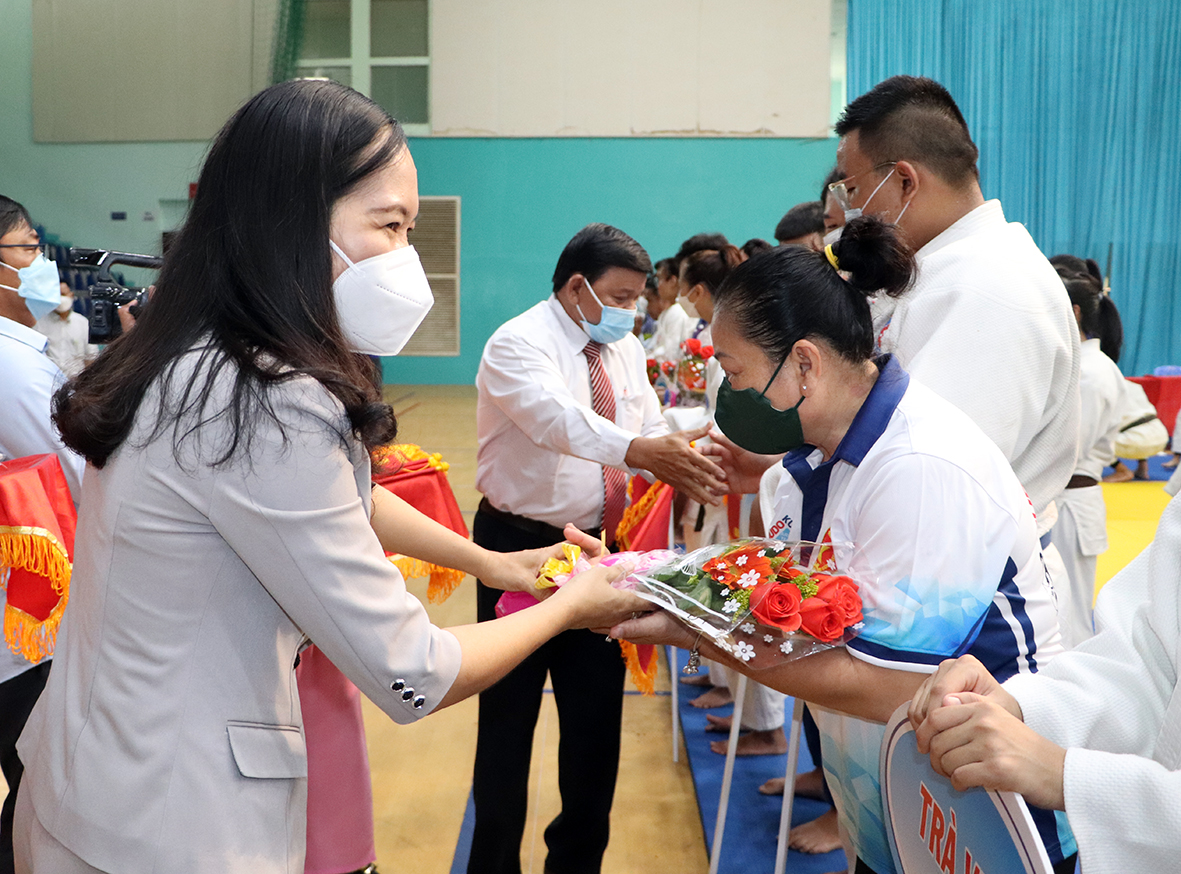 Ban tổ chức trao hoa, cờ lưu niệm cho các Đoàn dự giải.