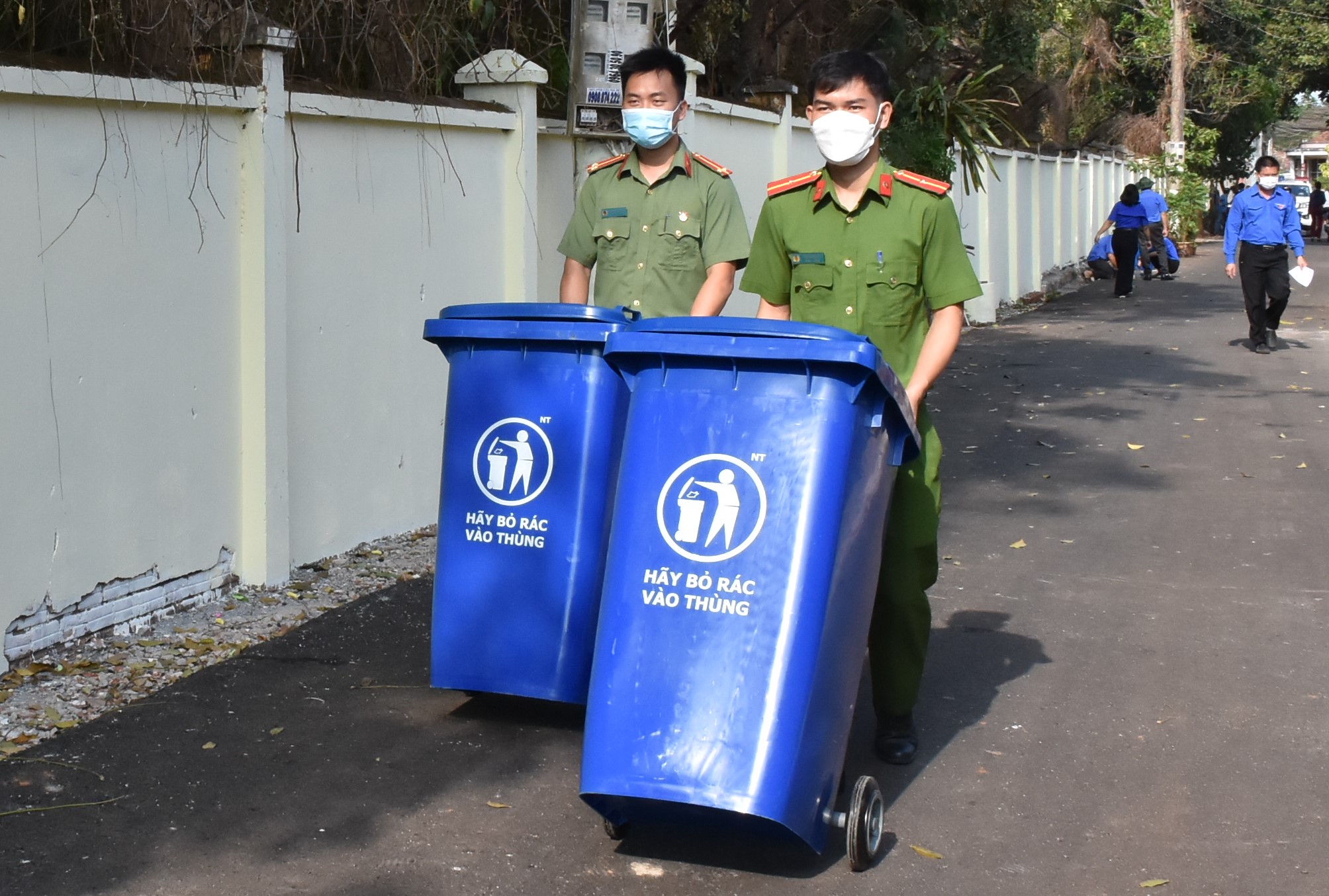 ĐVTN Đoàn cơ sở Công an huyện Châu Đức tham gia thực hiện tuyến đường thanh niên kiểu mẫu tại ấp Đức Trung (xã Bình Ba, huyện Châu Đức).