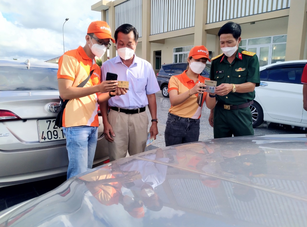 Ông Nguyễn Hữu Lộc (thứ 2 từ trái qua), Phó Chủ tịch UBND huyện Xuyên Mộc và lãnh đạo các cơ quan của huyện tham gia dán thẻ định danh xe ô tô cá nhân.