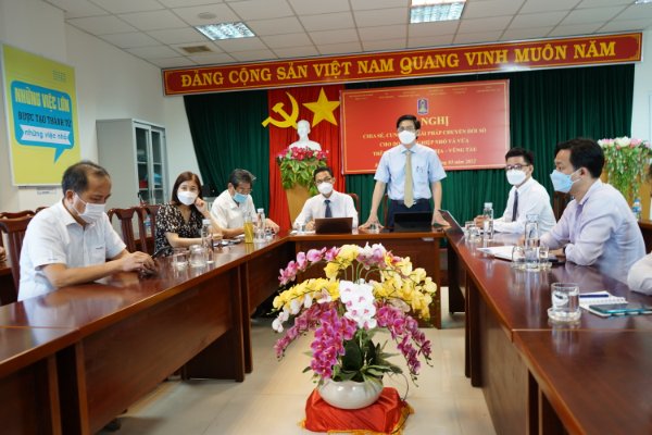Ông Lê Văn Tuấn, Giám đốc Sở TT-TT phát biểu tại hội nghị.