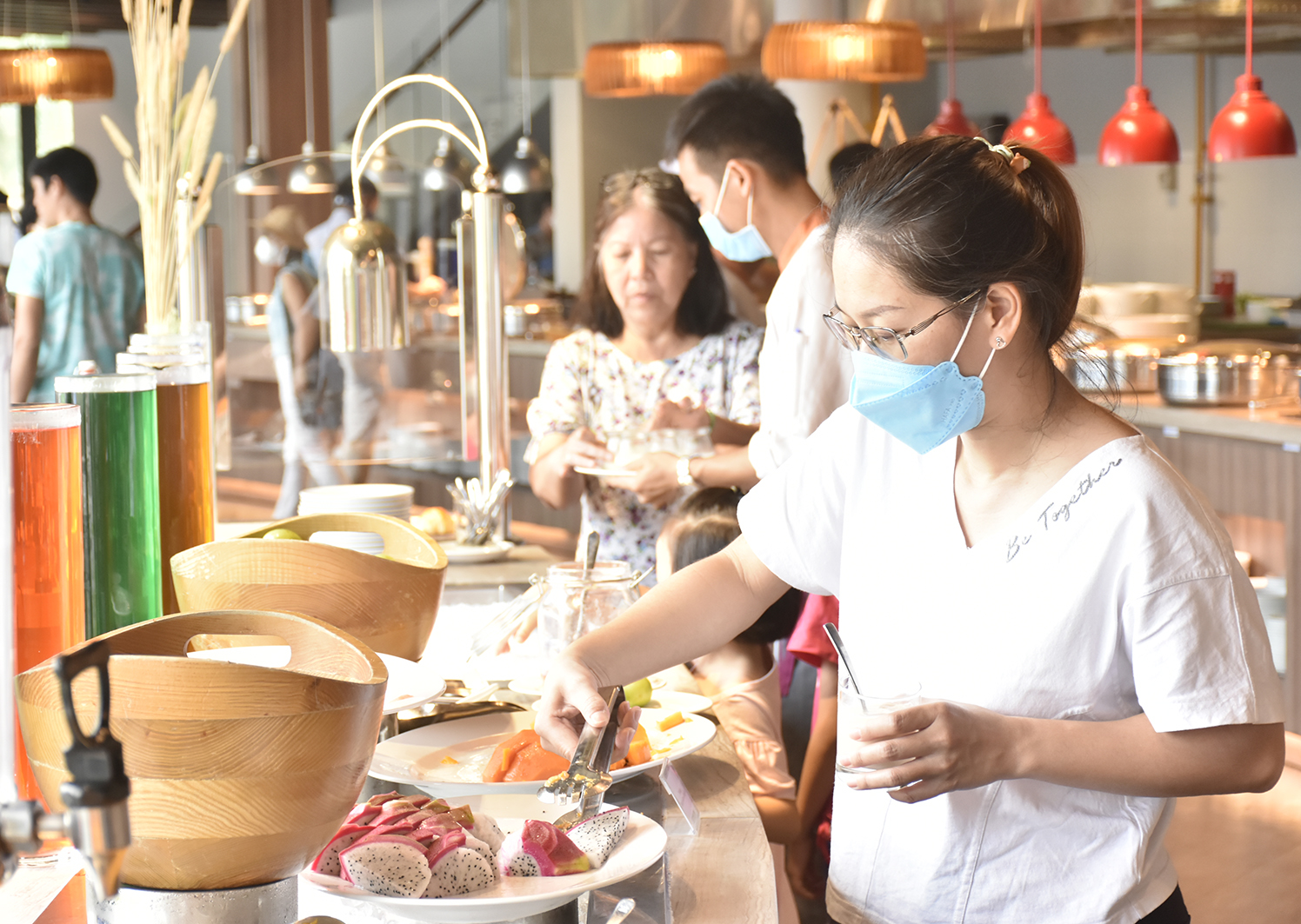 Nhiều khách sạn, resort có 25% lượng phòng đã có khách đặt trong dịp lễ 30/4.  Trong ảnh: Du khách dùng buffet sáng tại Oceanami Villas & Beach Club.
