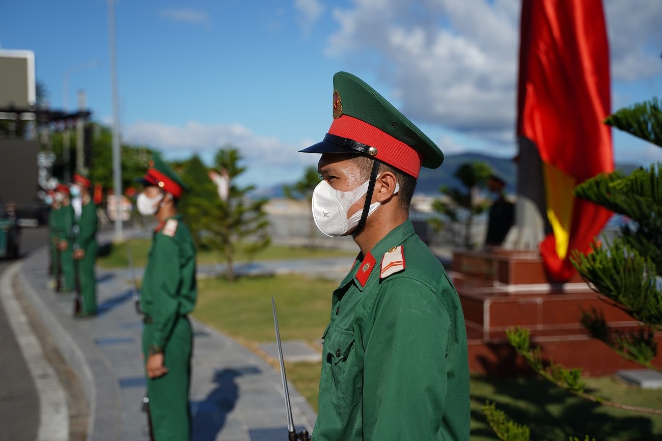 Chiến sỹ vệ binh Ban CHQS huyện Côn Đảo đứng gác tại Cột cờ Côn Đảo.