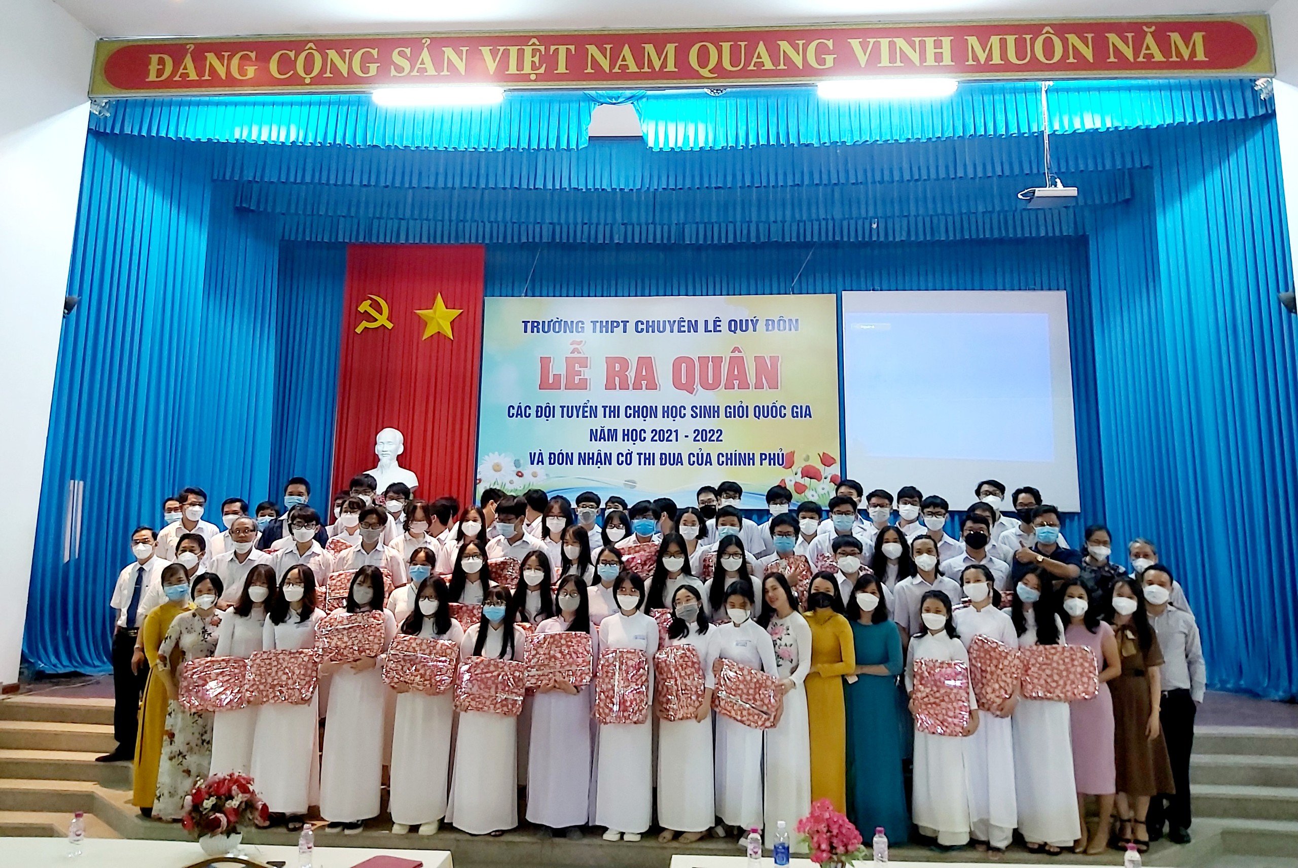 Học sinh tỉnh Bà Rịa-Vũng Tàu tham dự kỳ thi chọn học sinh giỏi Quốc gia năm học 2021-2022 chụp hình lưu niệm cùng các thầy cô giáo tại lễ ra quân. 