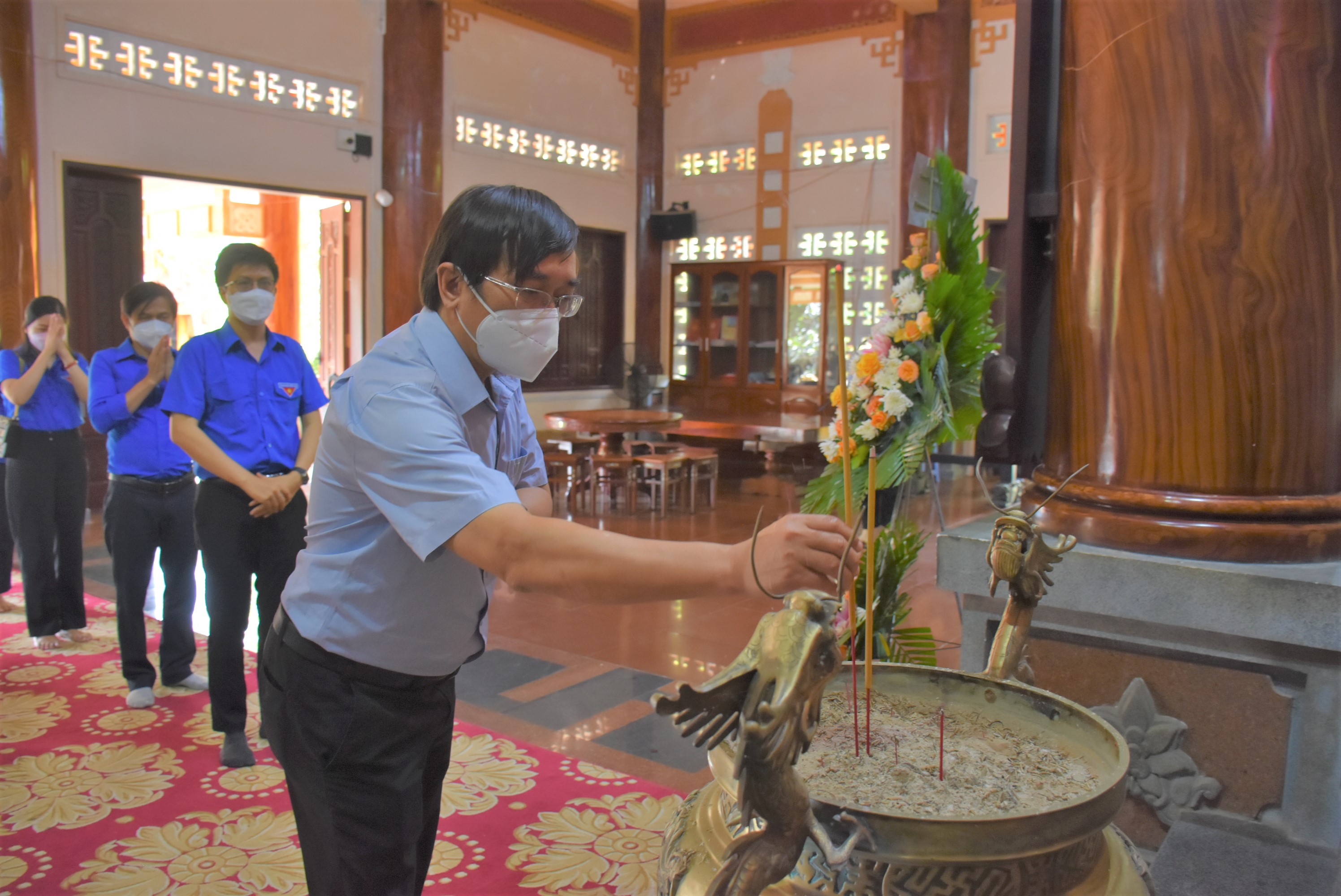 1.	Ông  Trương Đức Nghĩa, Phó Tổng biên tập Báo Bà Rịa Vũng Tàu thắp hương tại Đền thờ nữ Anh hùng liệt sĩ Võ Thị Sáu.