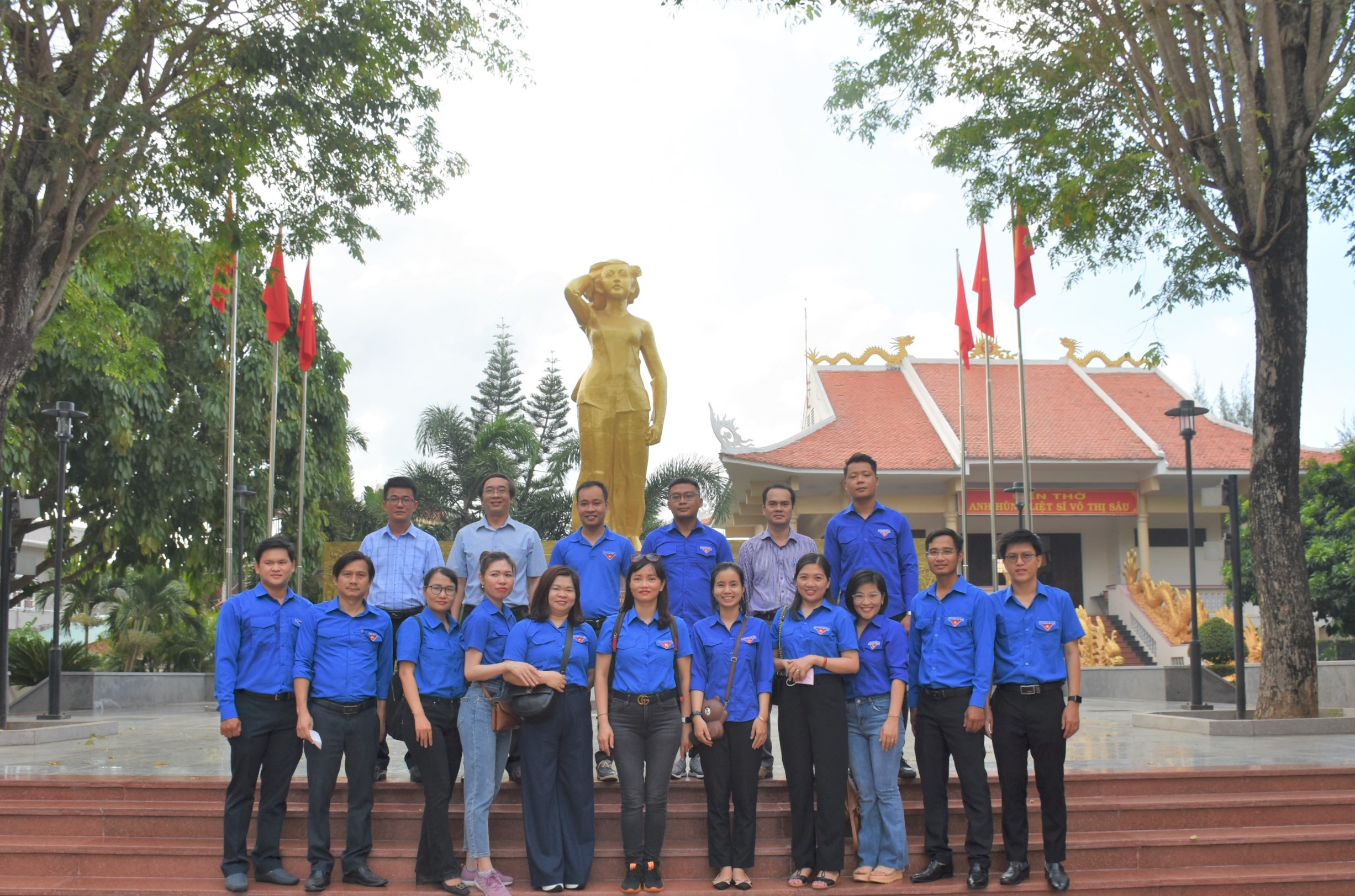 Các đoàn viên 2 đơn vị chụp hình lưu niệm tại Đền thờ nữ Anh hùng liệt sĩ Võ Thị Sáu (TT. Đất Đỏ, huyện Đất Đỏ).