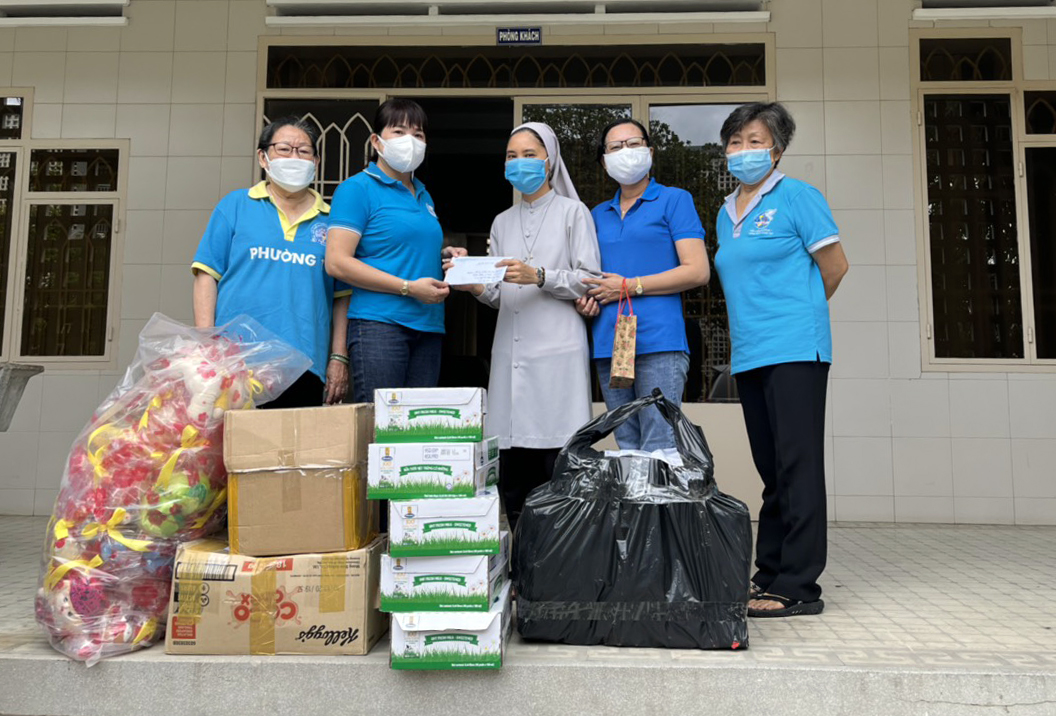 Hội Liên hiệp Phụ nữ phường 1, TP. Vũng Tàu trao tiền và quà cho đại diện cơ sở nuôi dưỡng trẻ khuyết tật Thiên Thần.