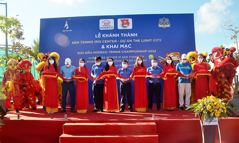 Đại diện Hodeco thực hiện nghi thức cắt băng khánh thành  sân tennis thuộc công viên Iris Center.