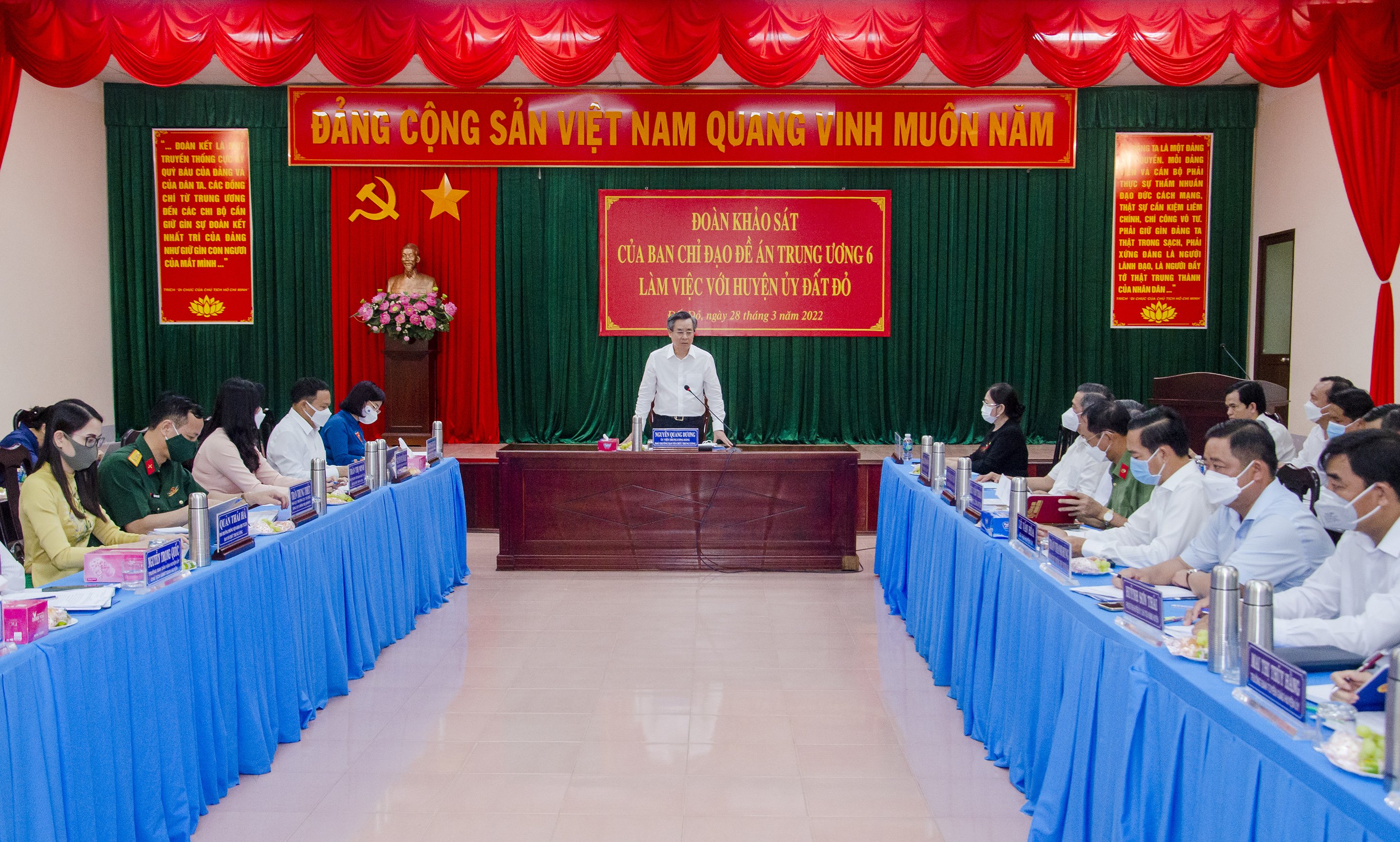 Ông Nguyễn Quang Dương, Ủy viên Trung ương Đảng, Phó Trưởng Ban Tổ chức Trung ương, Phó Trưởng Ban Thường trực Ban Chỉ đạo chủ trì buổi làm việc với Ban Thường vụ Huyện ủy Đất Đỏ về việc khảo sát thực hiện Nghị quyết Trung ương 5 (khóa X).