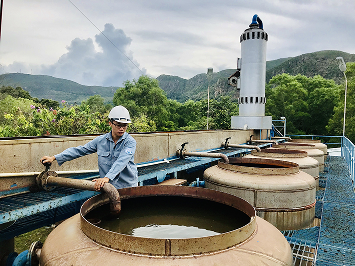 Đi đôi với sự phát triển nhanh về dịch vụ - du lịch, Côn Đảo gặp thách thức lớn từ gia tăng ô nhiễm và thiếu hụt nguồn nước. Trong ảnh: Sản xuất nước sạch tại nhà máy cấp nước Côn Đảo.