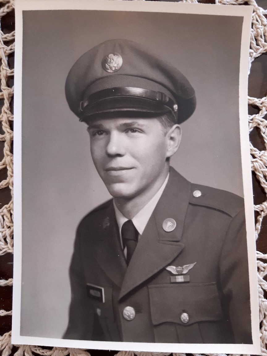 CHÚ THÍCH: Ông Lenny Knudson, cha ruột của Xavier, khi 19 tuổi, tham gia phục vụ trong quân đội Mỹ tại Việt Nam.