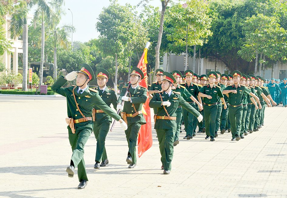  Từ tháng 4/2022, công nhân, viên chức quốc phòng khi thôi việc sẽ được hưởng trợ cấp 1 lần. Trong ảnh: Quân nhân chuyên nghiệp, viên chức quốc phòng duyệt binh trong lễ ra quân huấn luyện năm 2022. Ảnh: MINH NHÂN