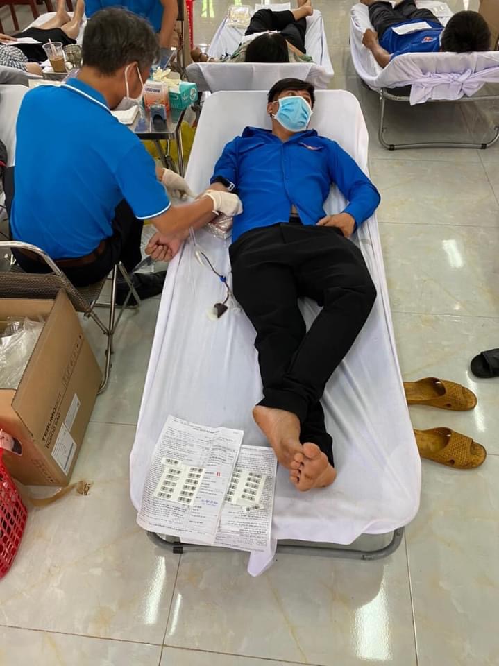 Đoàn viên, thanh niên  huyện Xuyên Mộc tham gia hiến máu tình nguyện.