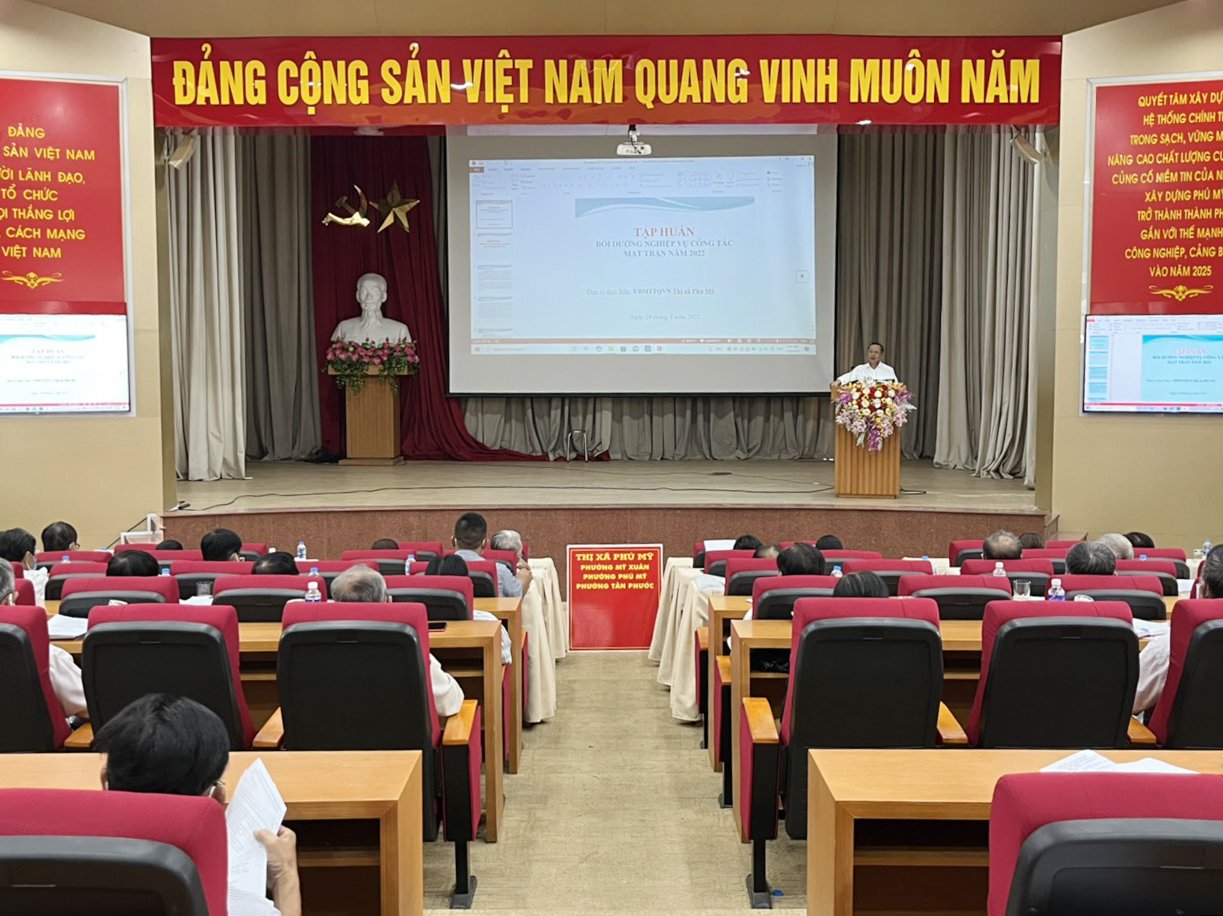 Ông Lê Văn Tám, Phó Chủ tịch Ủy ban Mặt trận Tổ quốc Thị xã, Báo cáo viên Thị xã triển khai các nội dung tại lớp tập huấn