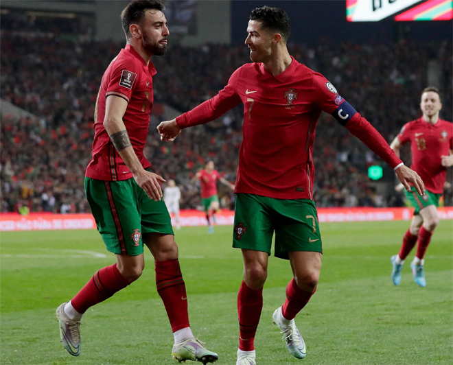 Ronaldo ăn mừng bàn thắng cùng Bruno Fernandes.