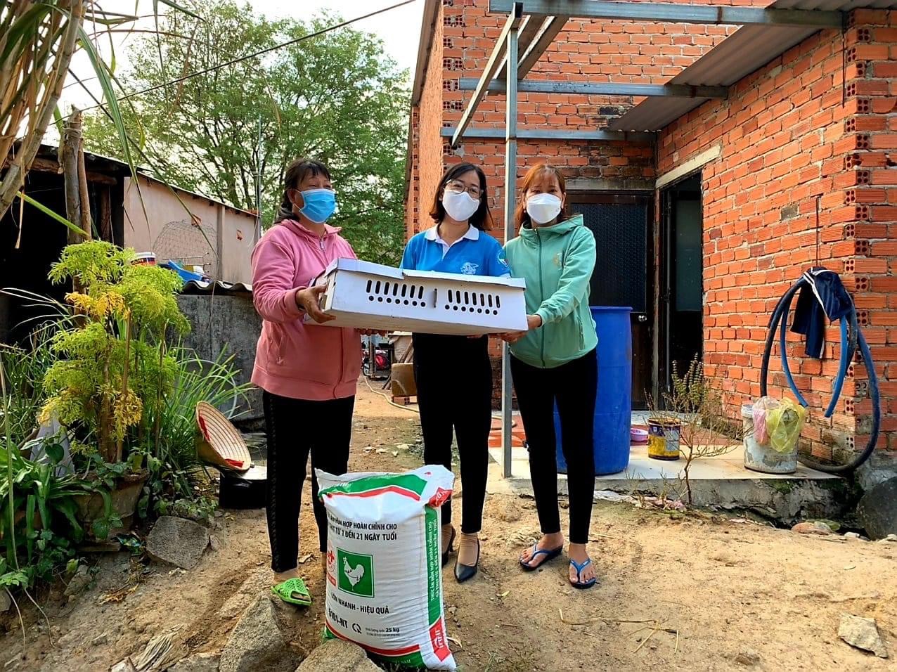 Hội LHPN phường Kim Dinh trao gà giống và thức ăn cho gia đình chị Lý Thị Khuyên (thuộc hộ nghèo Quốc gia).