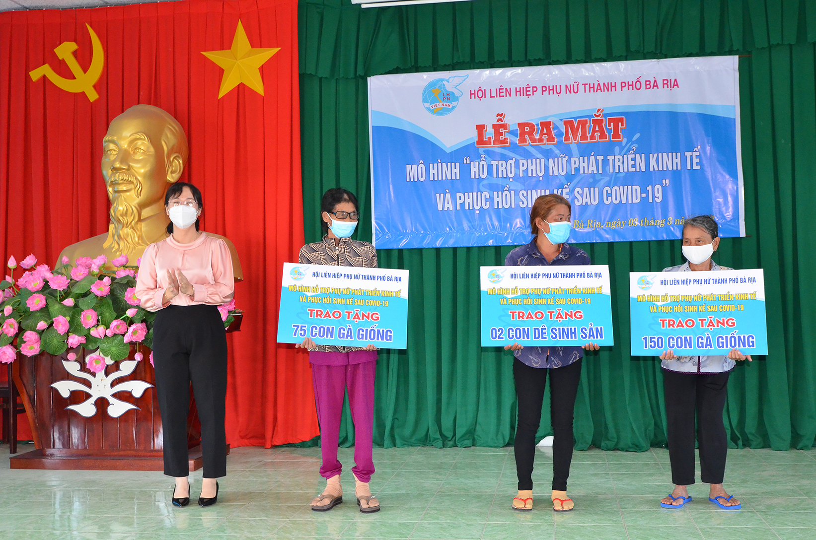 Bà Ngô Thị Kim Chi, Chủ tịch Hội LHPN TP. Bà Rịa trao bảng tượng trưng tặng con giống cho các hội viên phụ nữ có hoàn cảnh khó khăn tại lễ ra mắt mô hình 