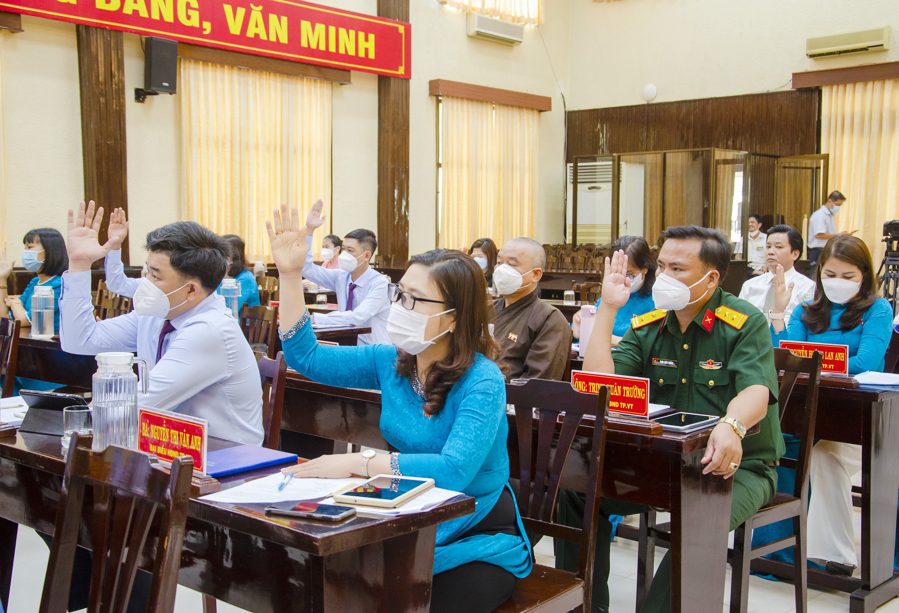 Các đại biểu HĐND TP. Vũng Tàu biểu quyết thông qua các tờ trình, dự thảo nghị quyết trình tại Kỳ họp.