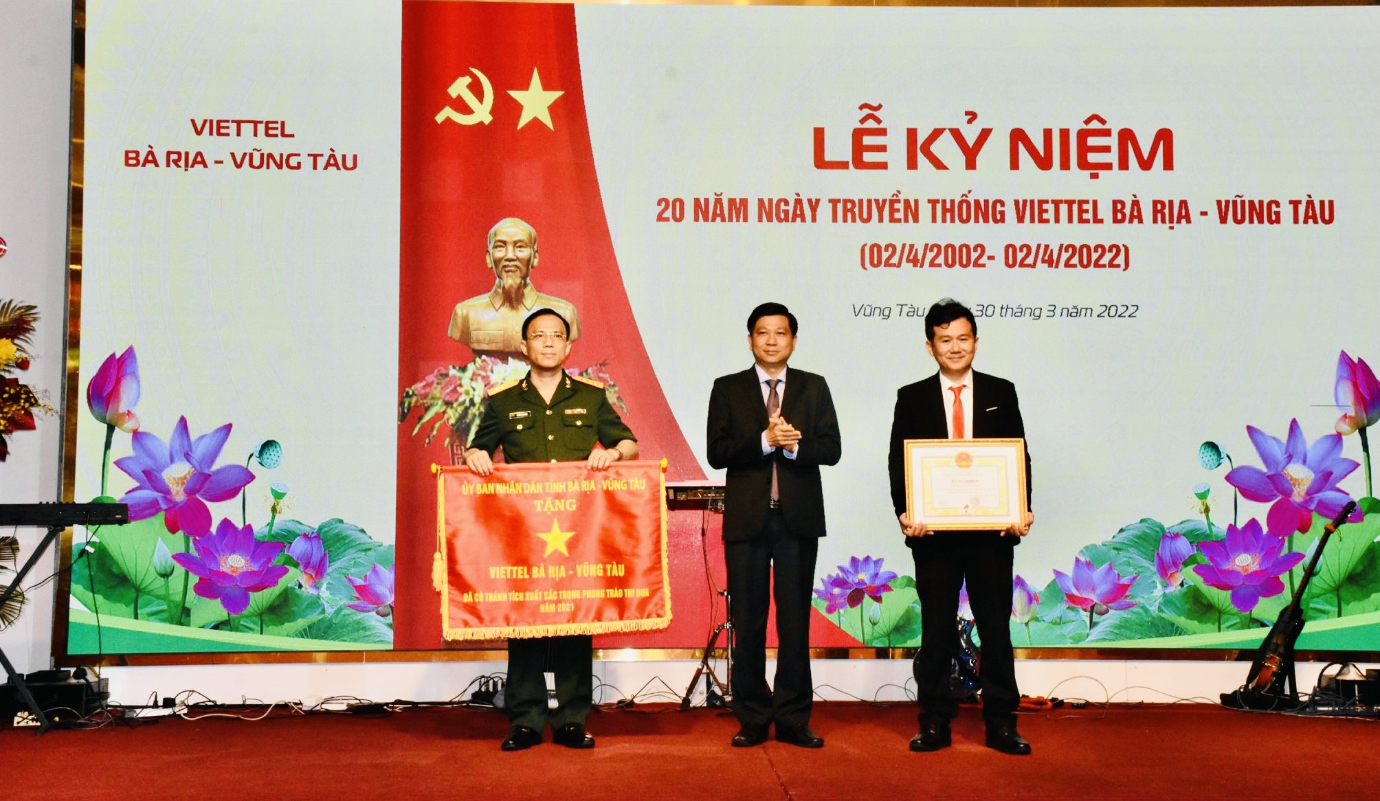 Ông Trần Văn Tuấn, Phó Chủ tịch UBND tỉnh trao tặng cờ thi đua cho lãnh đạo Viettel BR-VT tại lễ kỷ niệm 20 năm thành lập Viettel BR-VT..