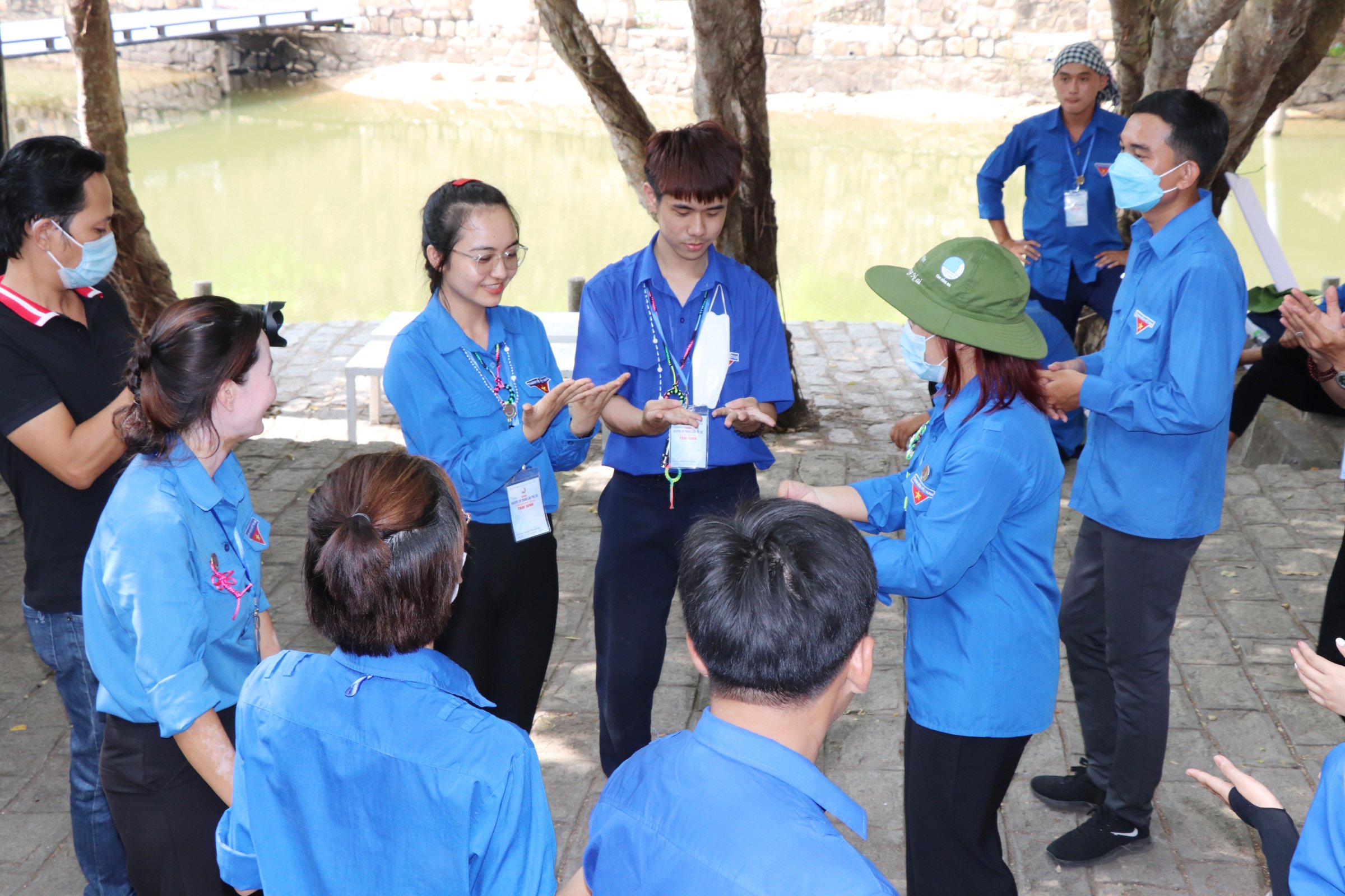 Các trại sinh thể hiện phần thi thực hành trò chơi nhỏ.