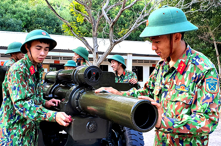 Các chiến sĩ Đại đội pháo binh 34 tham gia huấn luyện sẵn sàng chiến đấu.