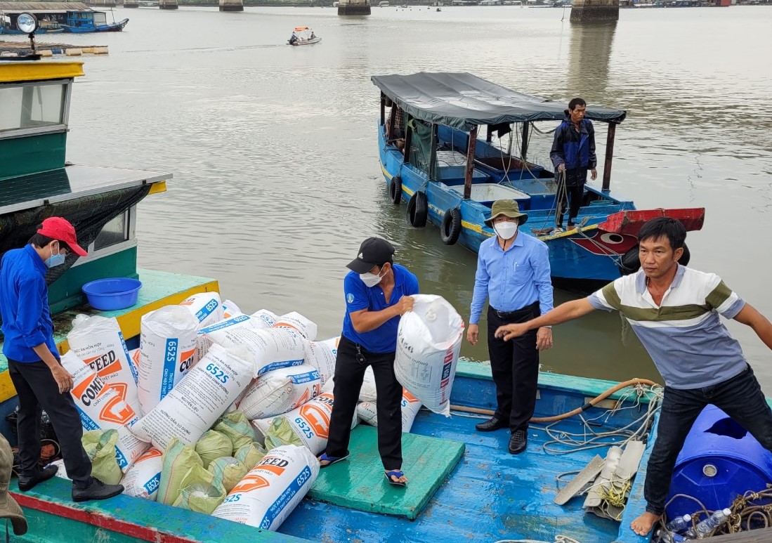 Chi cục Thủy sản (Sở NN-PTNT) phối hợp cùng địa phương thả cá giống tại khu vực ngã ba sông Mũi Giui (xã Long Sơn, TP.Vùng Tàu).