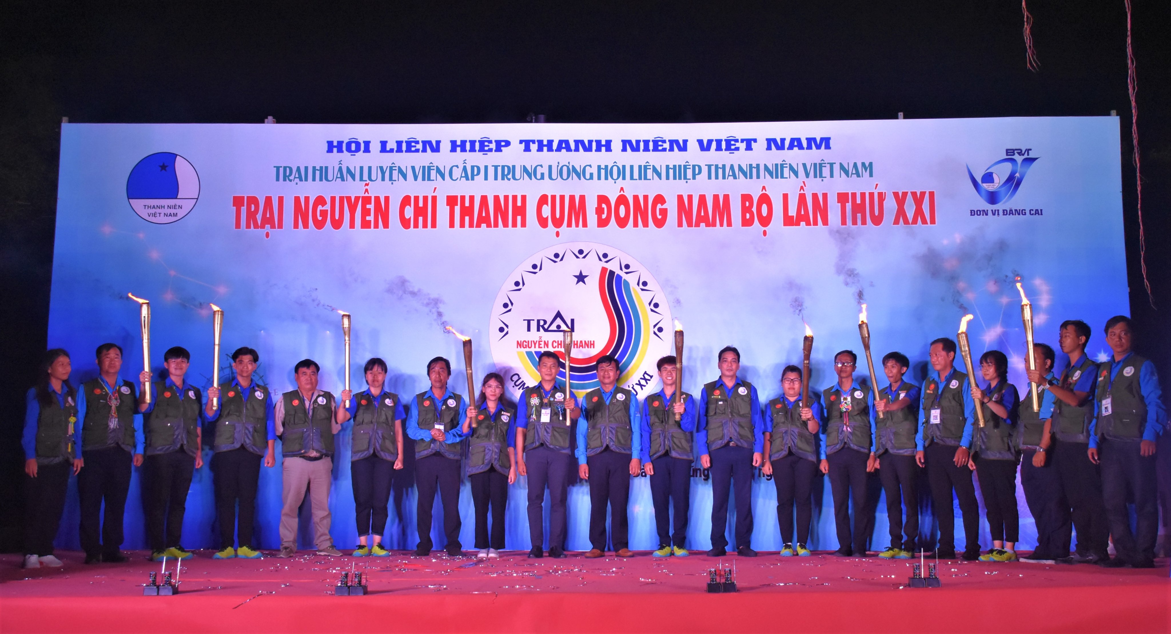 Trại sinh đạt danh hiệu tân huấn luyện viên cấp 1 trung ương tại hội trại Nguyễn Chí Thanh lần thứ XXI được nhận áo, giấy chứng nhận và bảng tên.