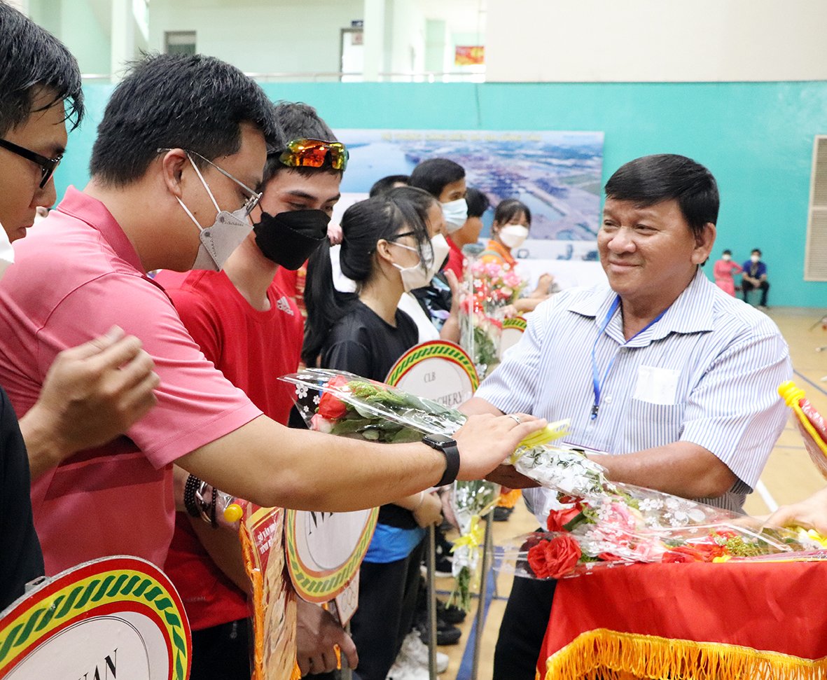 Ban tổ chức trao hoa và cờ lưu niệm cho các đơn vị tham dự giải.