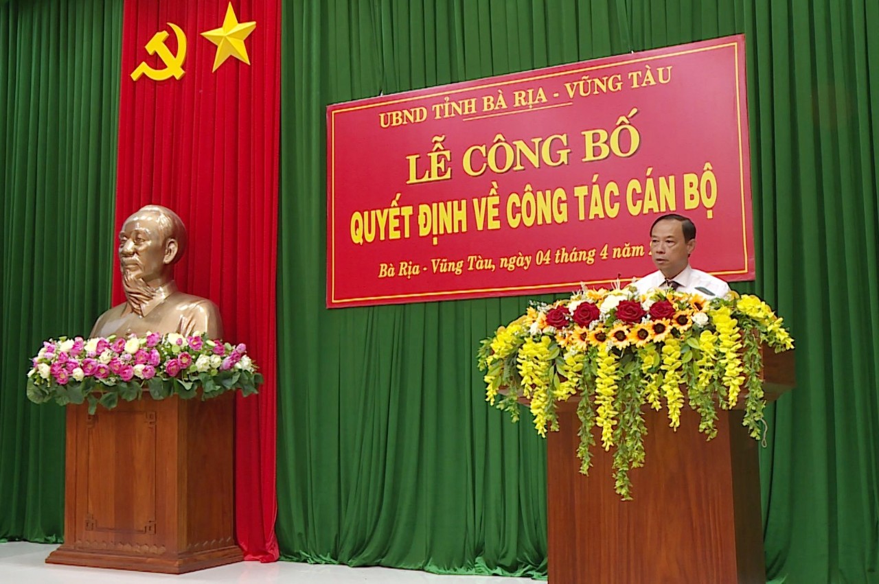 Ông Nguyễn Văn Thọ, Chủ tịch UBND tỉnh phát biểu chúc mừng và giao nhiệm vụ cho ông Trần Thanh Dũng. 