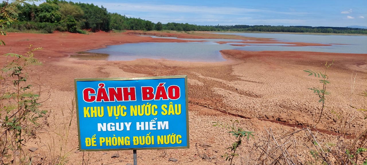 Những biển cảnh báo “khu vực nước sâu nguy hiểm đề phòng đuối nước” được cắm quanh hồ Suối Các,  xã Hoà Hiệp, huyện Xuyên Mộc.