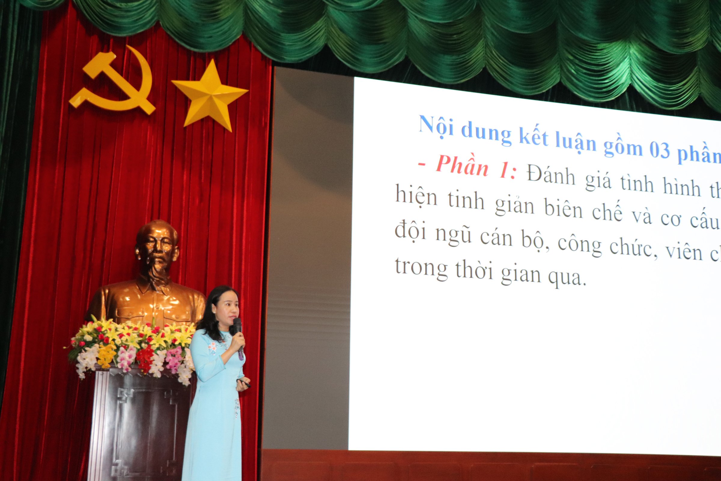 Bà Võ Ngọc Thanh Trúc, Phó Trưởng Ban Tổ chức Tỉnh ủy triển khai Kết luận số 28-KL/TW ngày 21/2/2022 của Bộ Chính trị về tinh giản biên chế và cơ cấu lại đội ngũ cán bộ, công chức, viên chức.