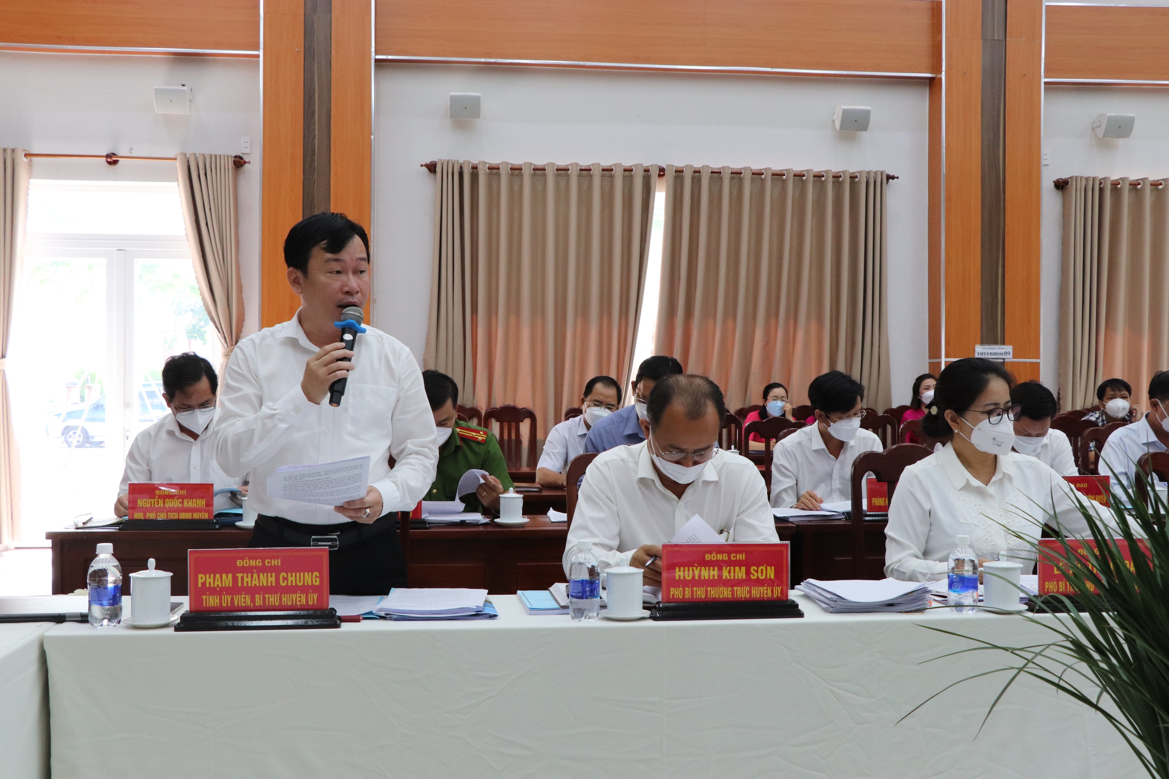 Ông Phạm Thành Chung, Bí thư Huyện ủy Xuyên Mộc báo cáo nhiệm vụ, giải pháp phát triển kinh tế - xã hội của huyện năm 2022. Ảnh: ĐINH HÙNG