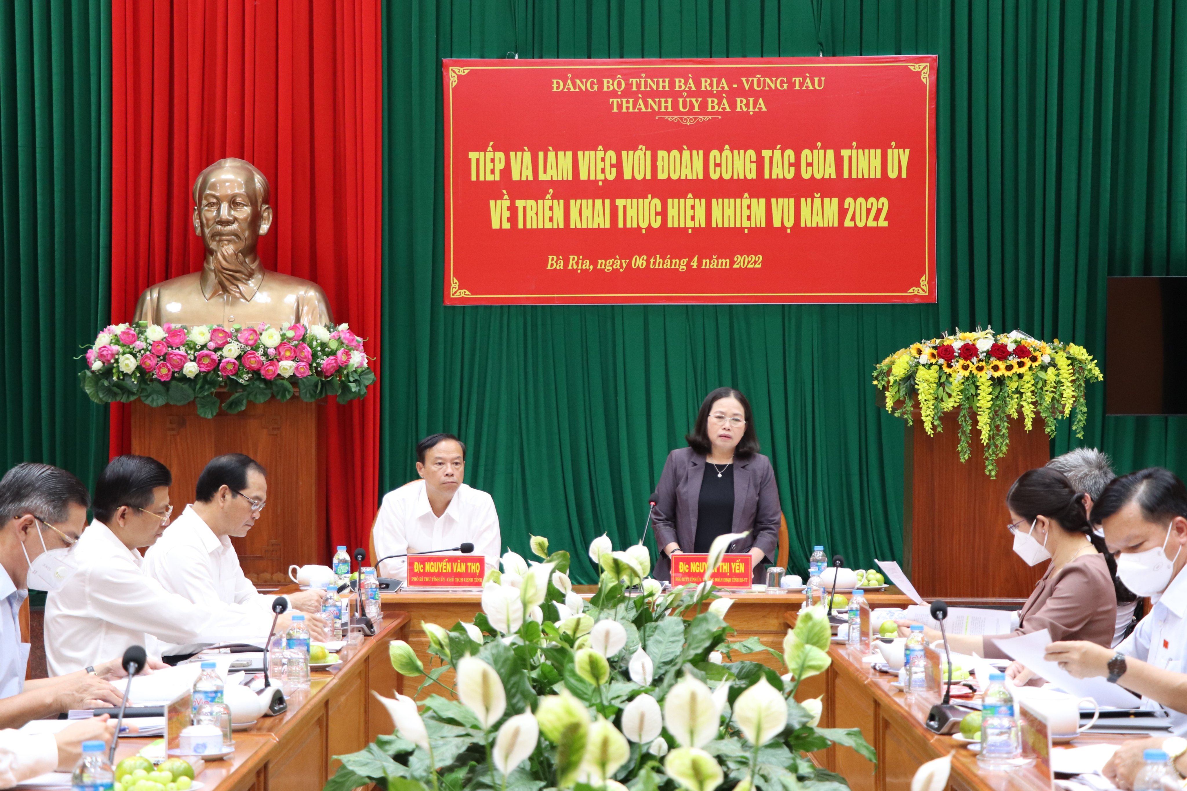 Bà Nguyễn Thị Yến, Phó Bí thư Thường trực Tỉnh ủy, Trưởng Đoàn đại biểu Quốc hội tỉnh phát biểu tại buổi làm việc.