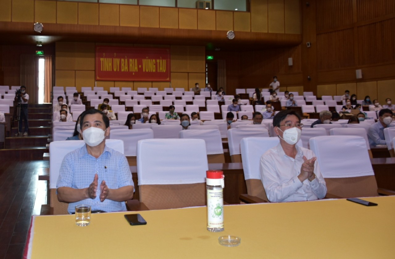 Ông Nguyễn Trường Giang, Phó Bí thư Đảng ủy Khối Cơ quan và DN tỉnh (bên phải) chủ trì hội nghị.