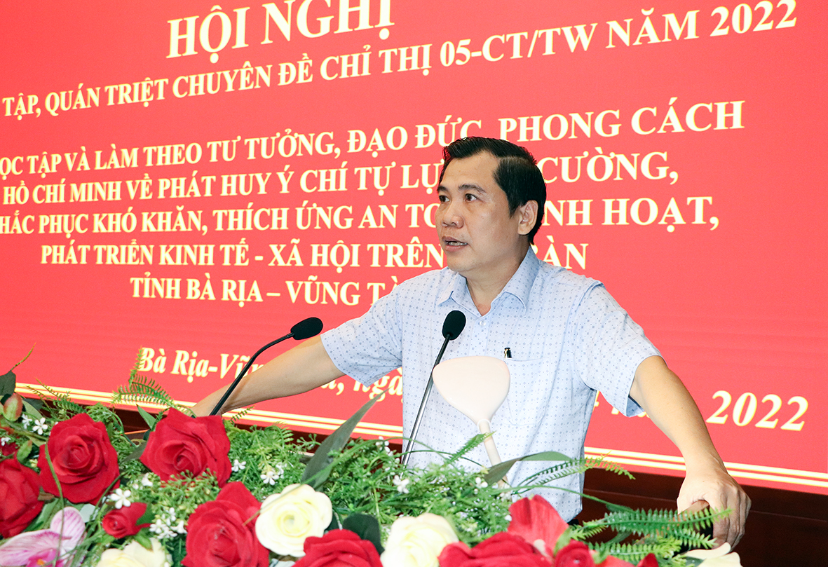 Ông Nguyễn Văn Thắng, Phó Trưởng Ban Tuyên giáo Tỉnh ủy phân tích, làm rõ chuyên đề năm 2022 tại hội nghị.