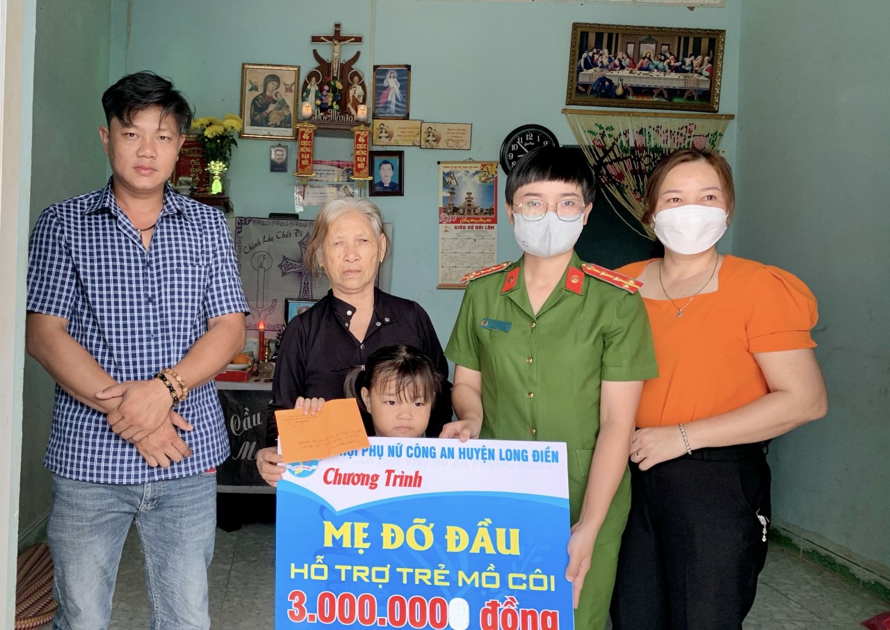 Gia đình em Trần Thị Bảo Châu nhận tiền hỗ trợ từ Hội Liên hiệp Phụ nữ Công an huyện Long Điền.