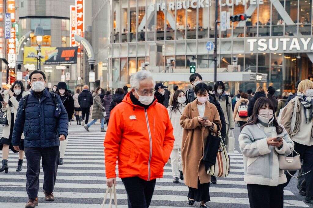 Người dân đeo khẩu trang phòng lây nhiễm COVID-19 tại Tokyo, Nhật Bản.