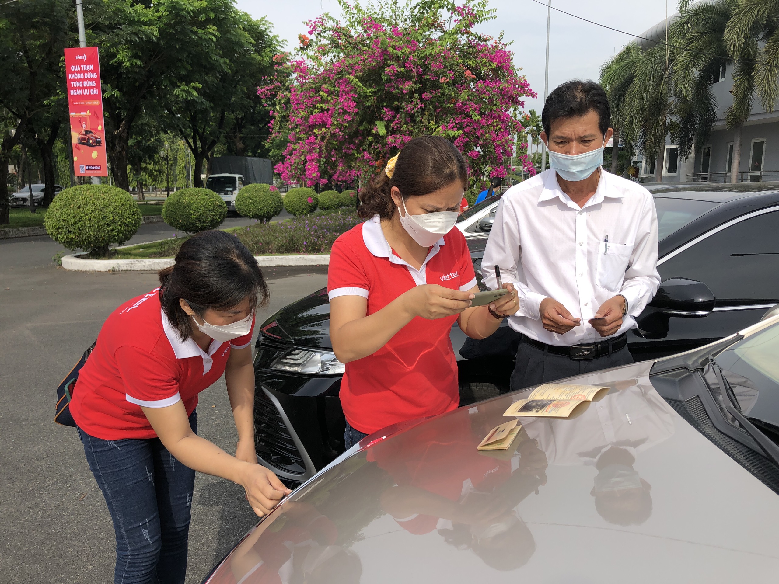 Nhân viên Trung tâm Viettel Bà Rịa - Vũng Tàu hướng dẫn chủ phương tiện xe ô tô dán thẻ định danh.