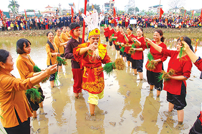 Tái hiện lại cảnh Vua Hùng dạy dân cấy lúa ở phường Minh Nông, thành phố Việt Trì.  Ảnh: ANH TUẤN