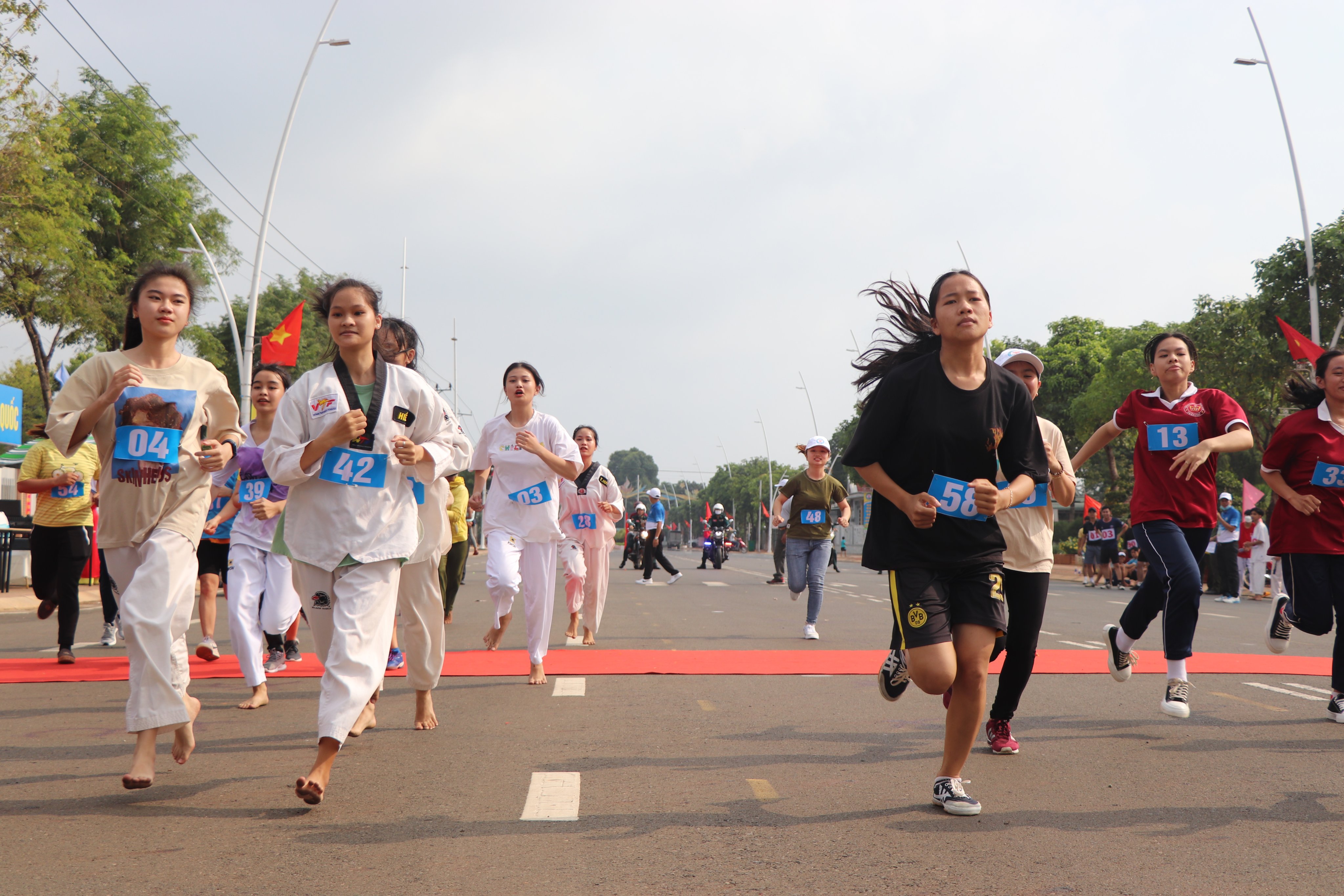 Sau Lễ khai mạc, các VĐV tham gia tranh tài môn chạy Việt dã nữ 2.000m.