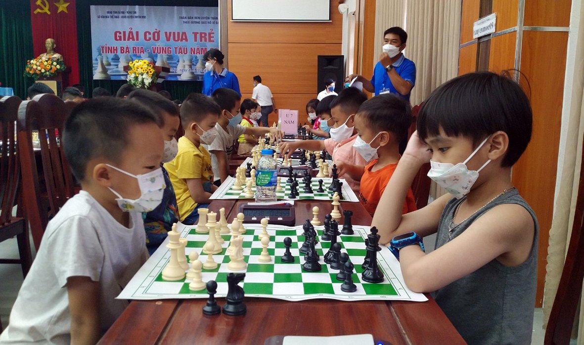 Các kỳ thủ trẻ thi đấu tại giải.
