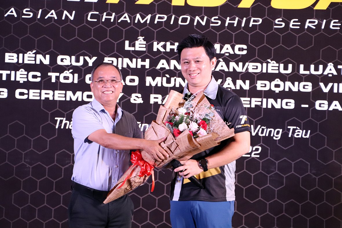 Ông Trần Bá Việt, Trưởng phòng VH-TT TP. Vũng Tàu tặng hoa cảm ơn đại diện Asian Championship Series, đơn vị phối hợp tổ chức giải.