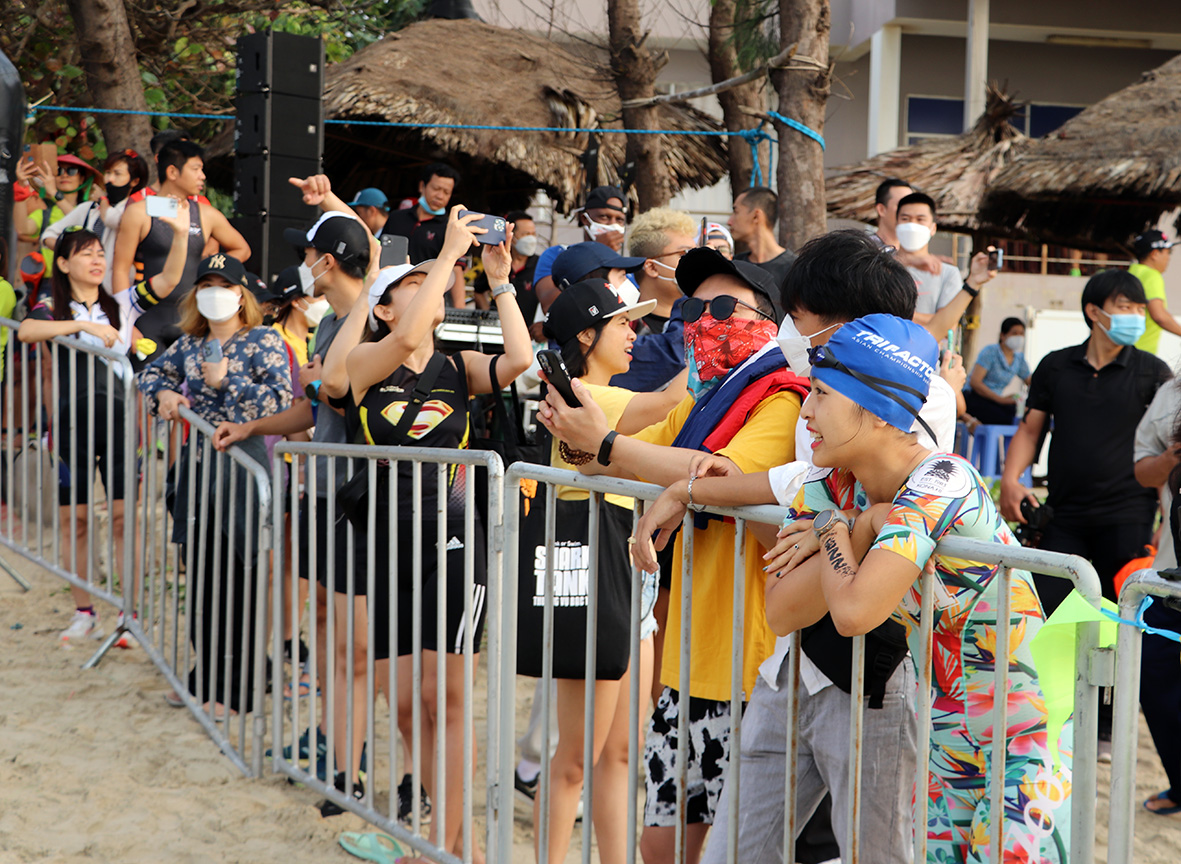 Cuộc tranh tài phần thi bơi của hơn 300 “Ironman” đã thu hút được sự quan tâm, thích thú của du khách. 