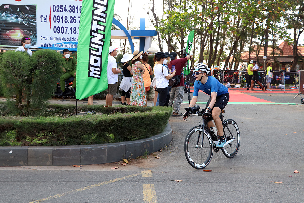 Một VĐV người nước ngoài xuất phát ở nội dung đạp xe.