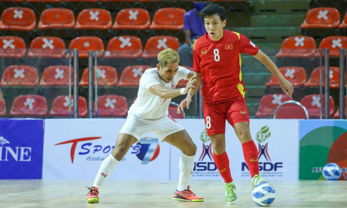 Đội tuyển futsal Việt Nam (phải) đã giành chiến thắng trước Myanmar trong trận tranh hạng 3 Giải vô địch Futsal Đông Nam Á 2022.  