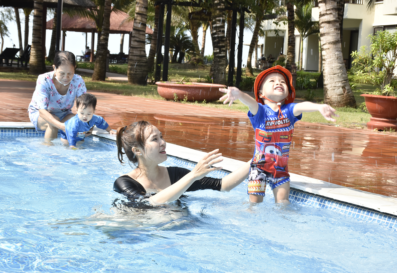 Du khách Nguyễn Thị Hồng Vân (TP.Hồ Chí Minh) cùng gia đình nghỉ dưỡng tại Hương Phong-Hồ Cốc Beach Resort.