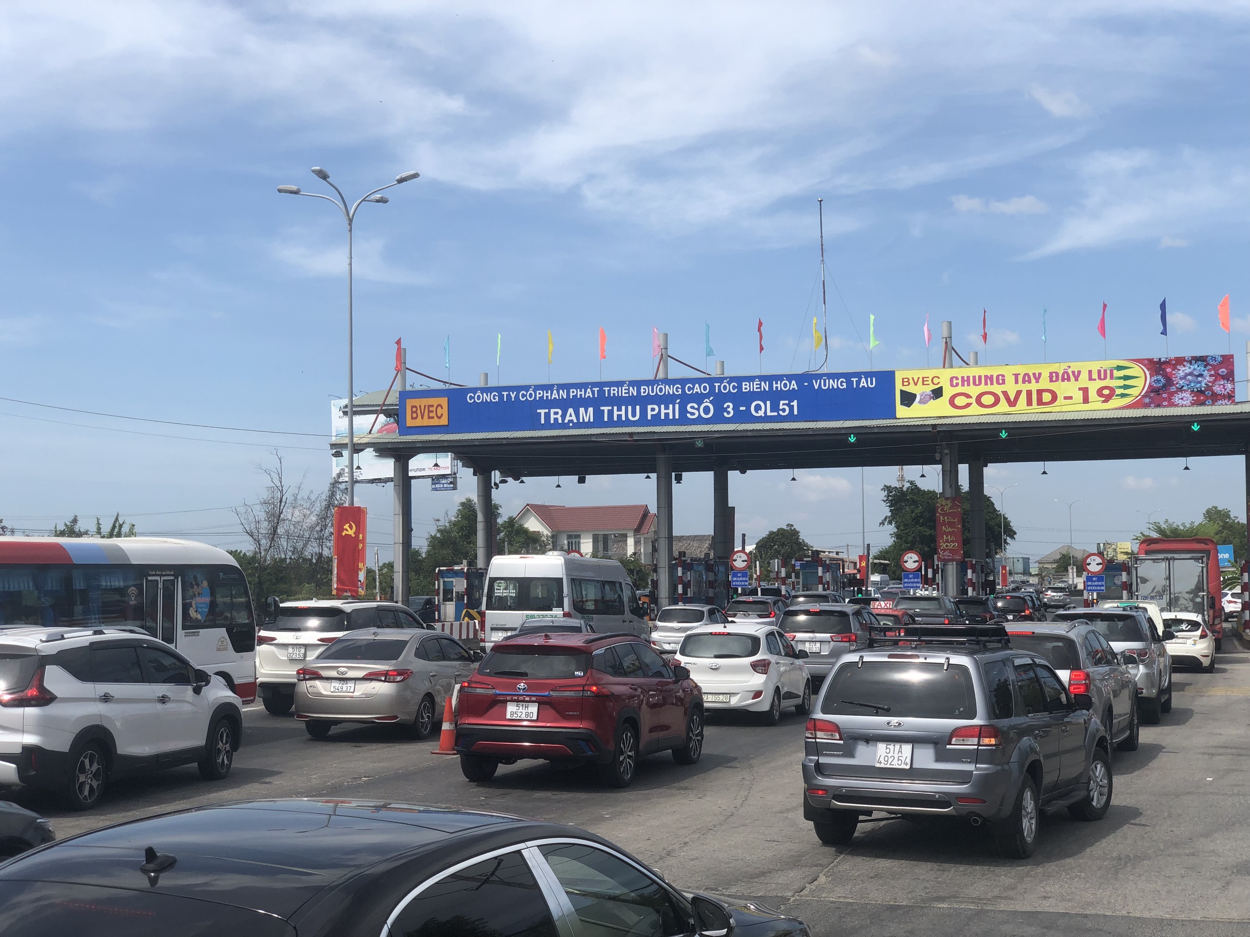 Các phương tiện lưu thông trên Quốc lộ 51 tăng cao, xuất hiện kẹt xe trong ngày 11/4.