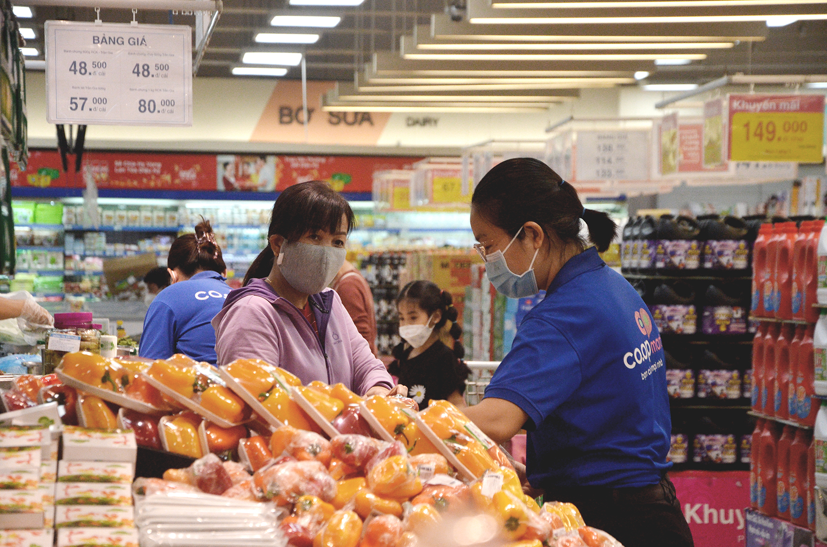 Người dân mua rau củ tại Co.op Mart Bà Rịa.