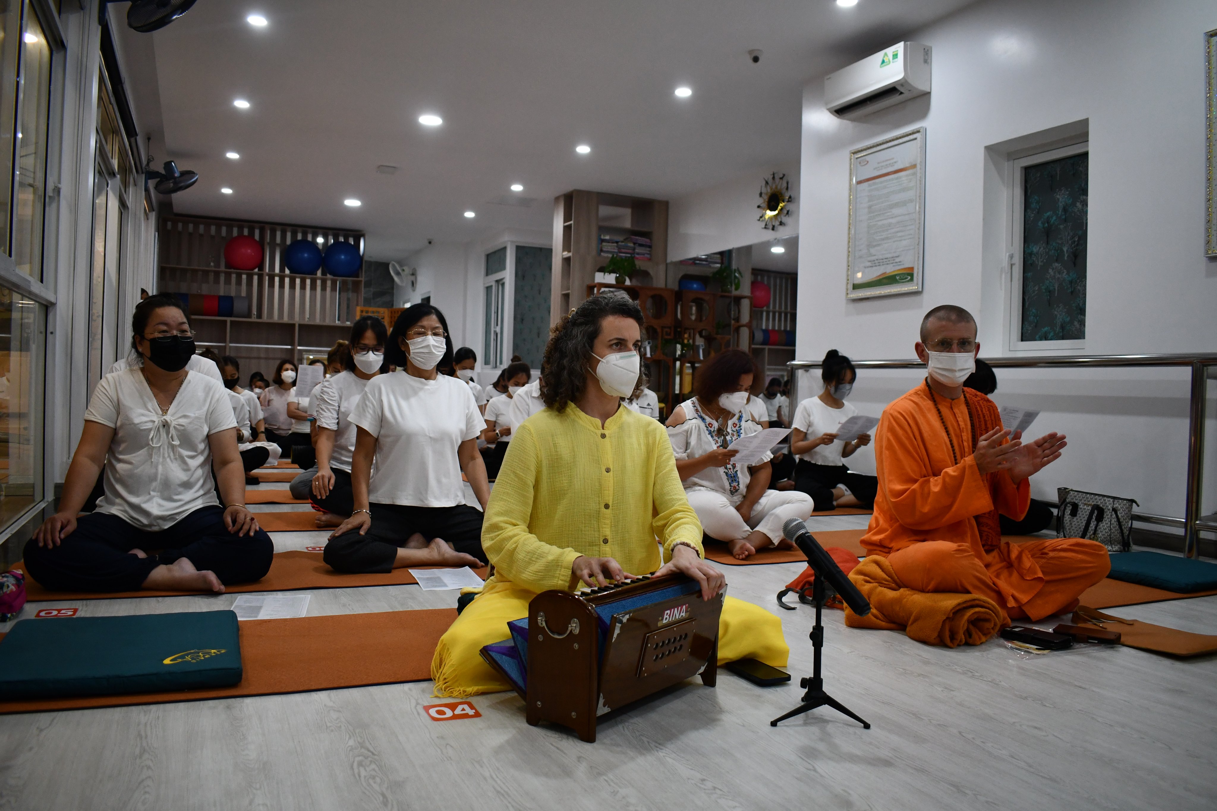 Các học viên trải nghiệm mở rộng trái tim với Satsang và Kirtan bao gồm thiền im lặng, hát Kirtan.