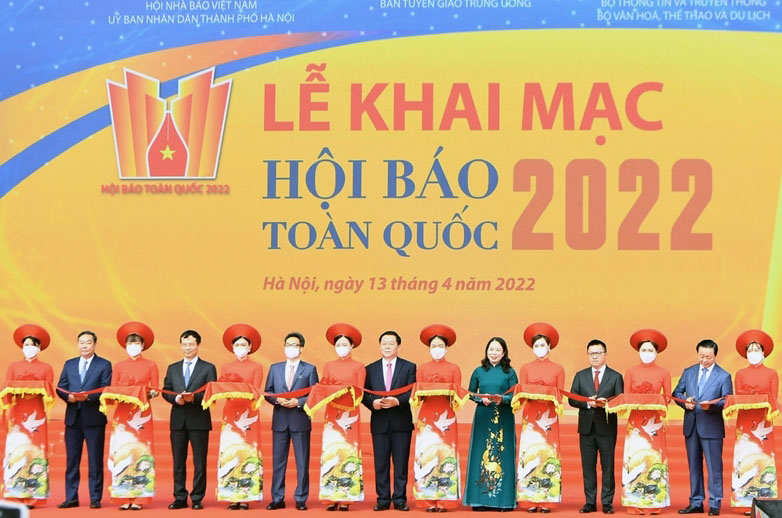 Các đại biểu cắt băng khai mạc Hội báo toàn quốc 2022.